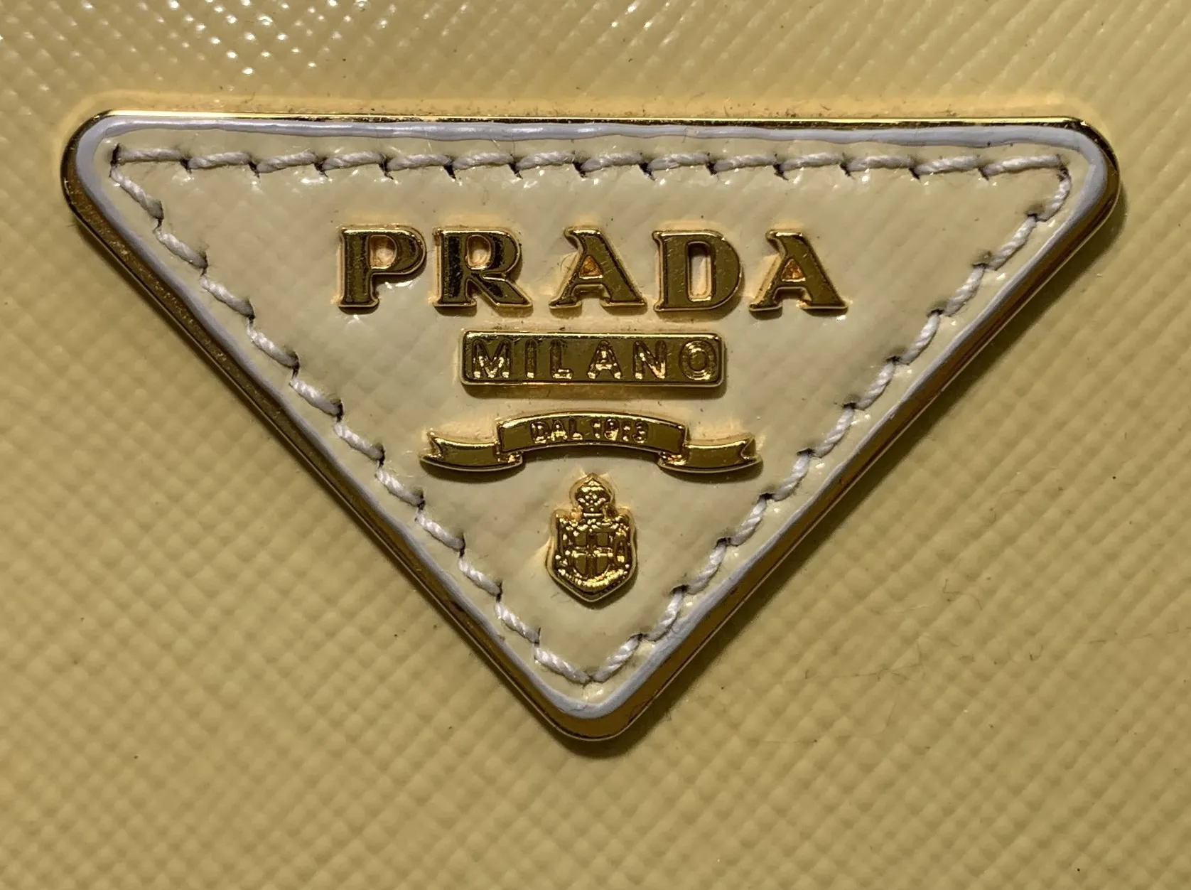 【2026年最新】プラダ（PRADA）修理・色替え完全ガイド｜サフィアーノからエナメル再生まで