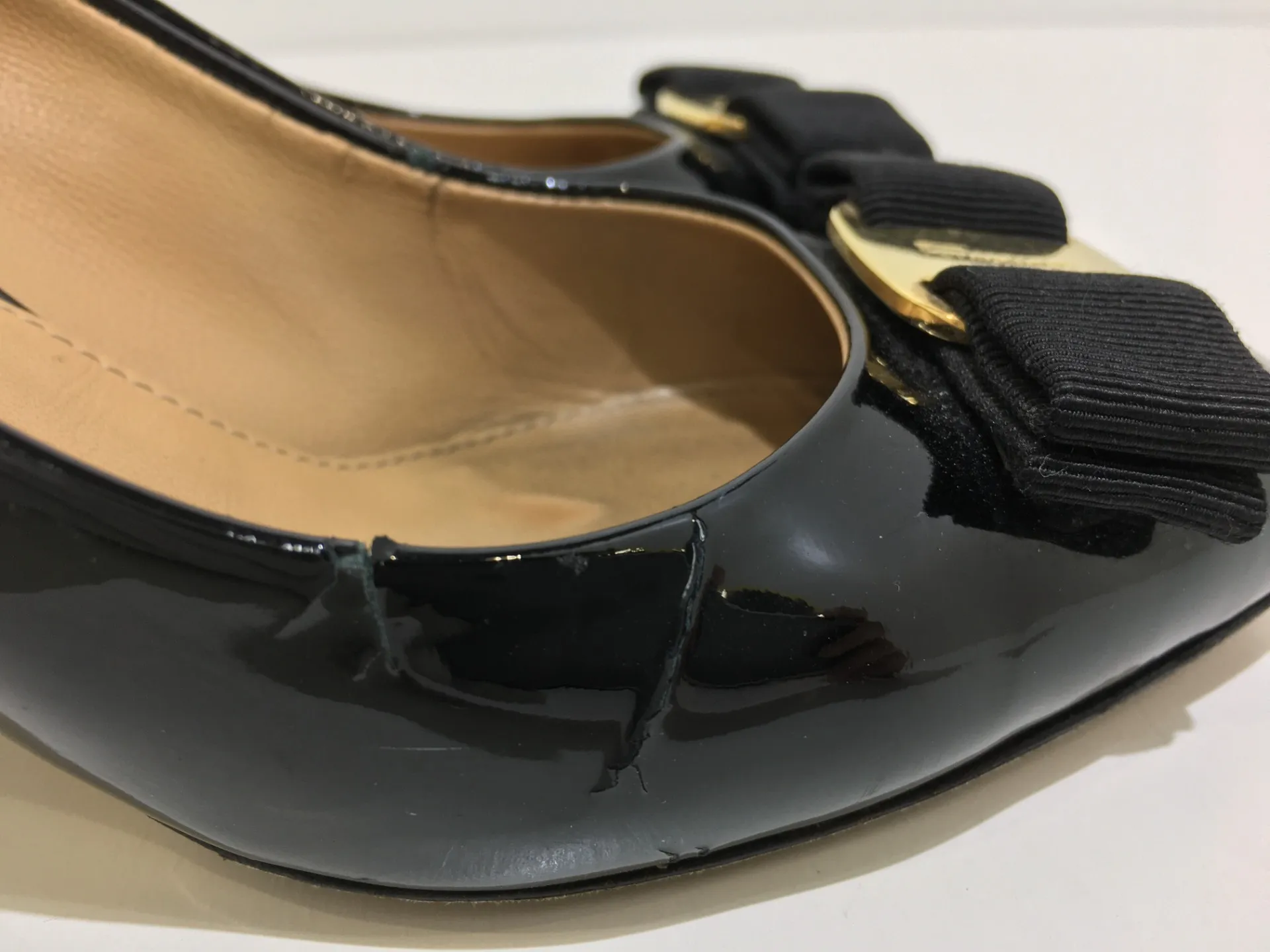 エナメルパンプスひび割れ修復不可