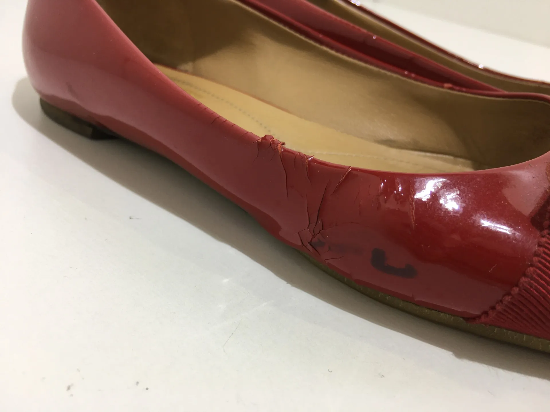 エナメルパンプスひび割れ修復不可