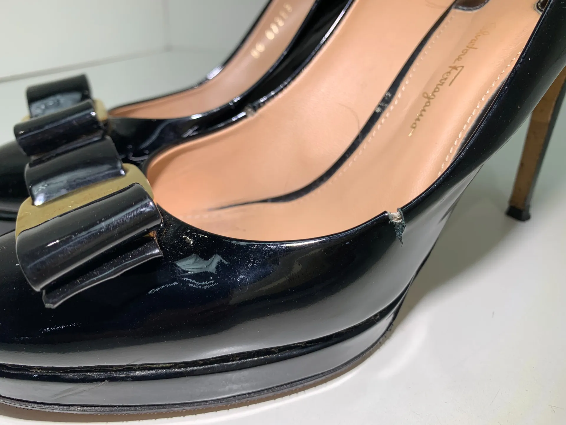 エナメルパンプスひび割れ修復不可