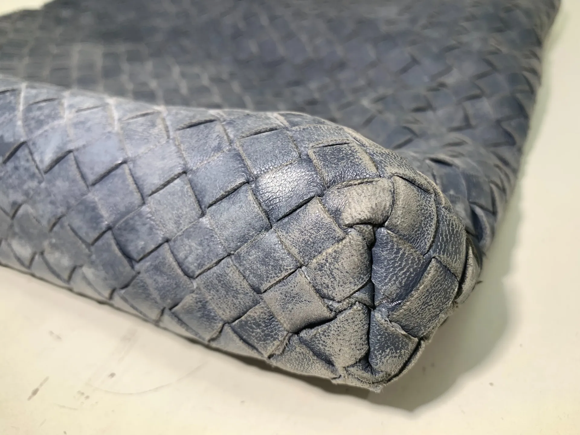 ボッテガ・ヴェネタ（BOTTEGA VENETA）修理ガイド｜イントレチャートの擦れ・色替えを職人が再生【2026年最新版】