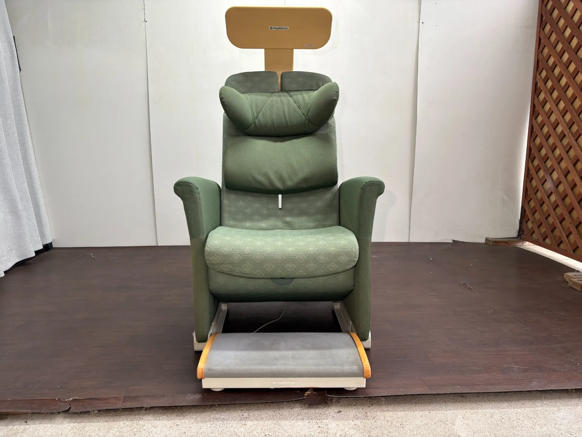 【豊川市】メーカー修理不可の「ヘルストロン」を再生。座面のへたりをウレタン補充で解消