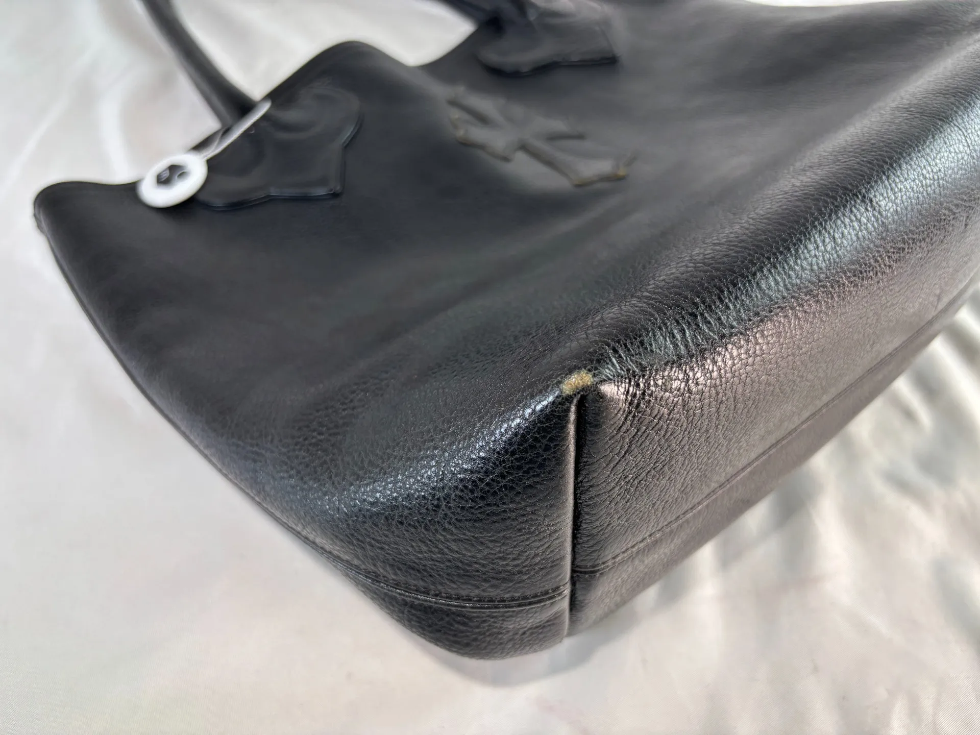 【クロムハーツ】トートバッグの角スレを強固に修復。中古で購入された名品を、再び一線級のコンディションへ