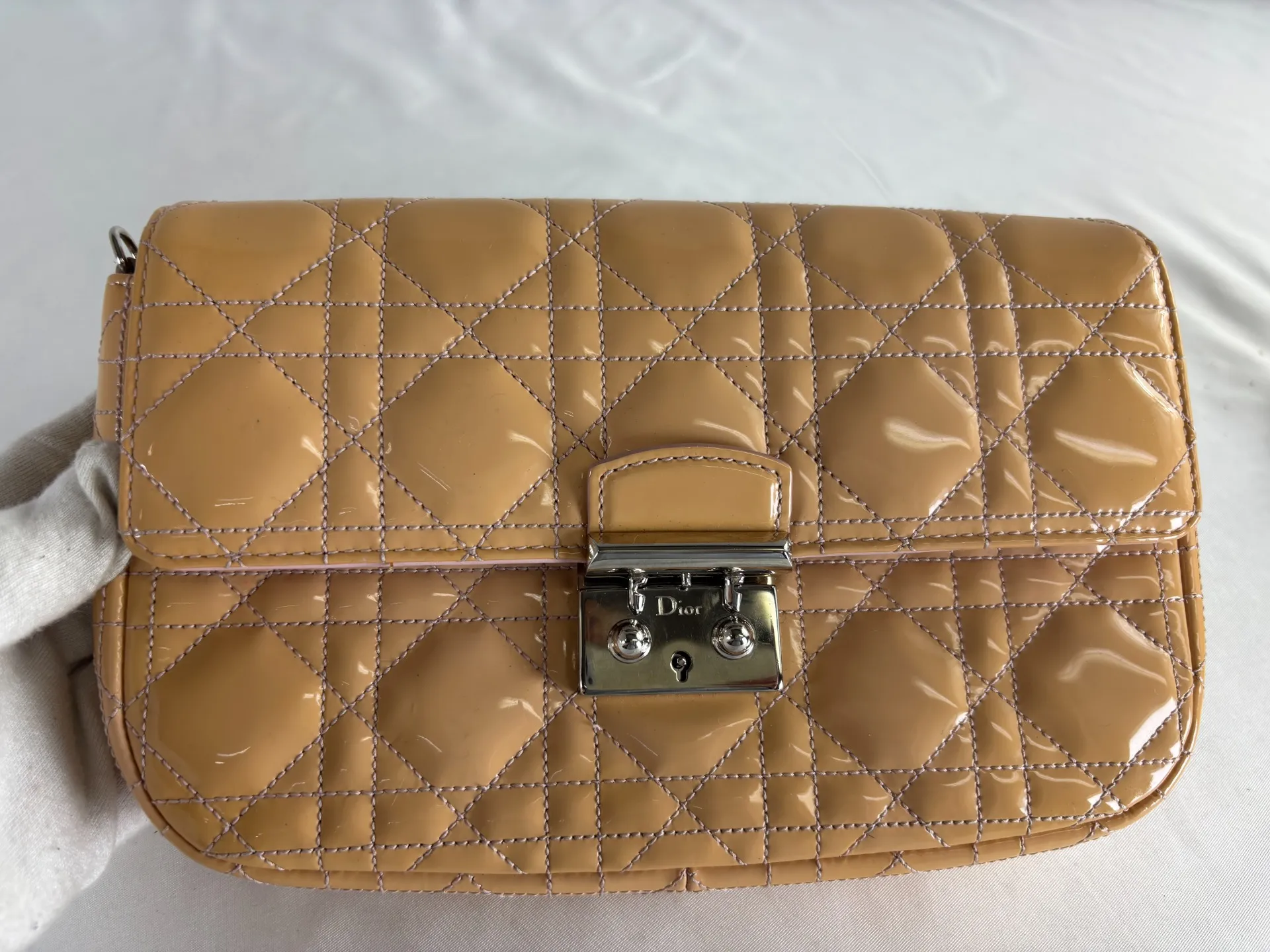 【新宿よりご依頼】ディオール（Dior）カナージュのピンクエナメルショルダーバッグを色ムラなく元の美しさへ完全復元！