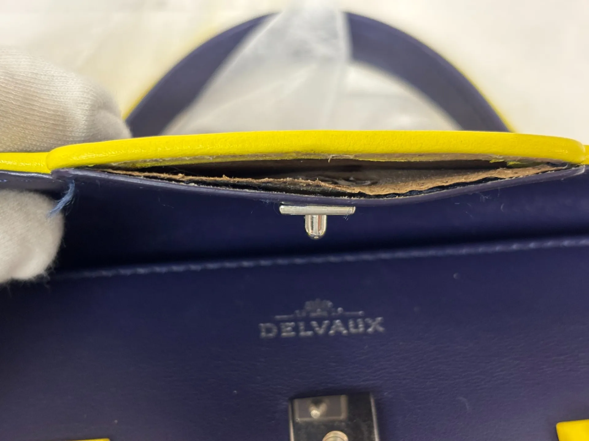 【デルヴォー修理】諦めかけた金具の破損。一部縫製を解いて構造を見極め、ネジ固定加工で完全復活させた職人技(岡崎市)
