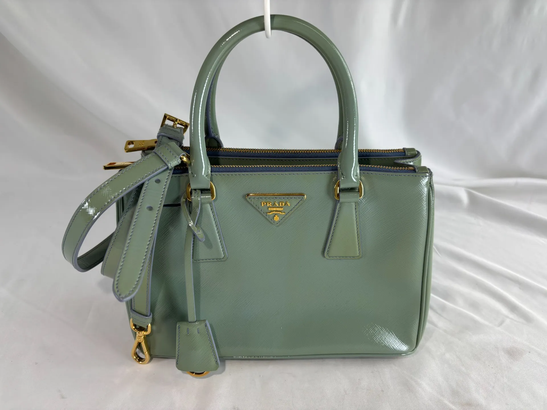 【プラダ（PRADA）】変色した水色エナメルバッグを「黒色」へカラーチェンジ（色替え）