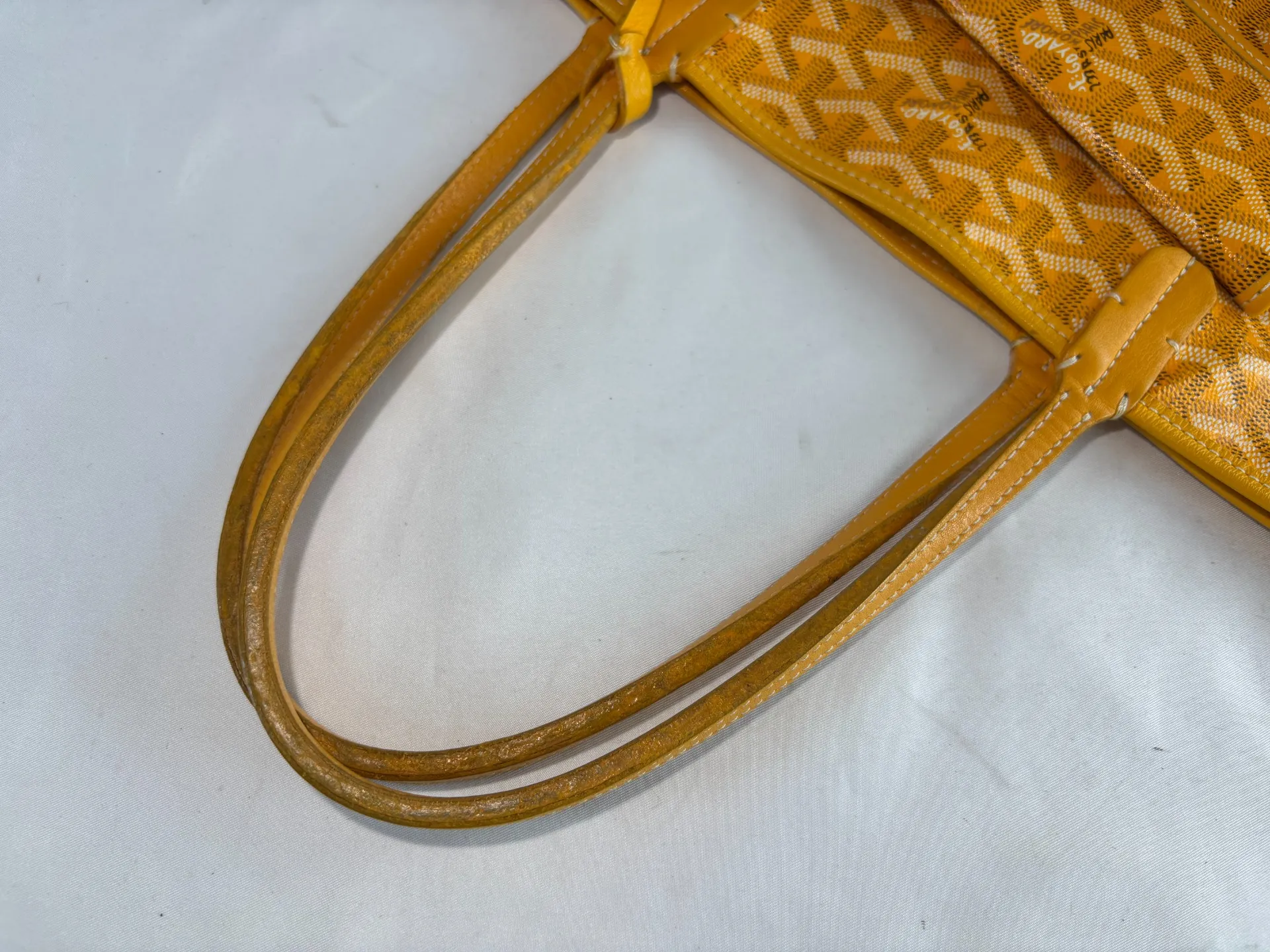 ゴヤール(GOYARD)サンルイの持ち手修理|溶けて服につくコバ(縁)のベタつき解消と黄色コバ再構築