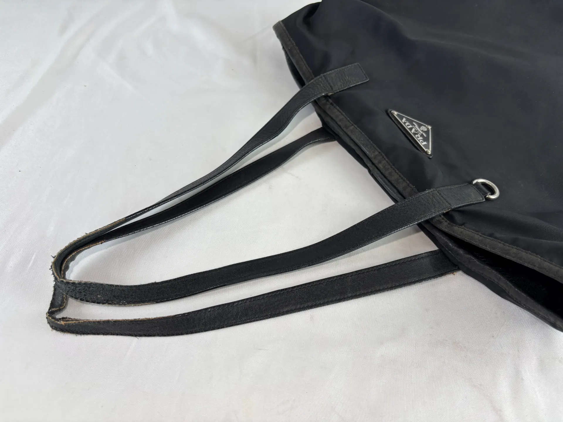 プラダ(PRADA)ナイロンバッグ修理|持ち手革の新規交換・ヘリ巻き補修・ナイロンクリーニング施工事例