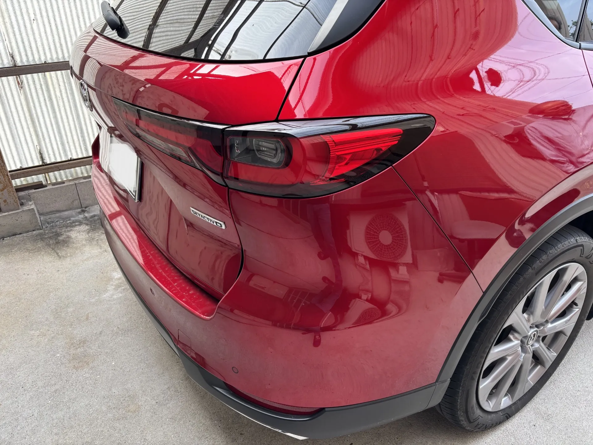 車マツダ(SKYACTIV)白革シート修理|汚れを落とそうとしてベタついた座面・パンチングレザーの塗装再生事例