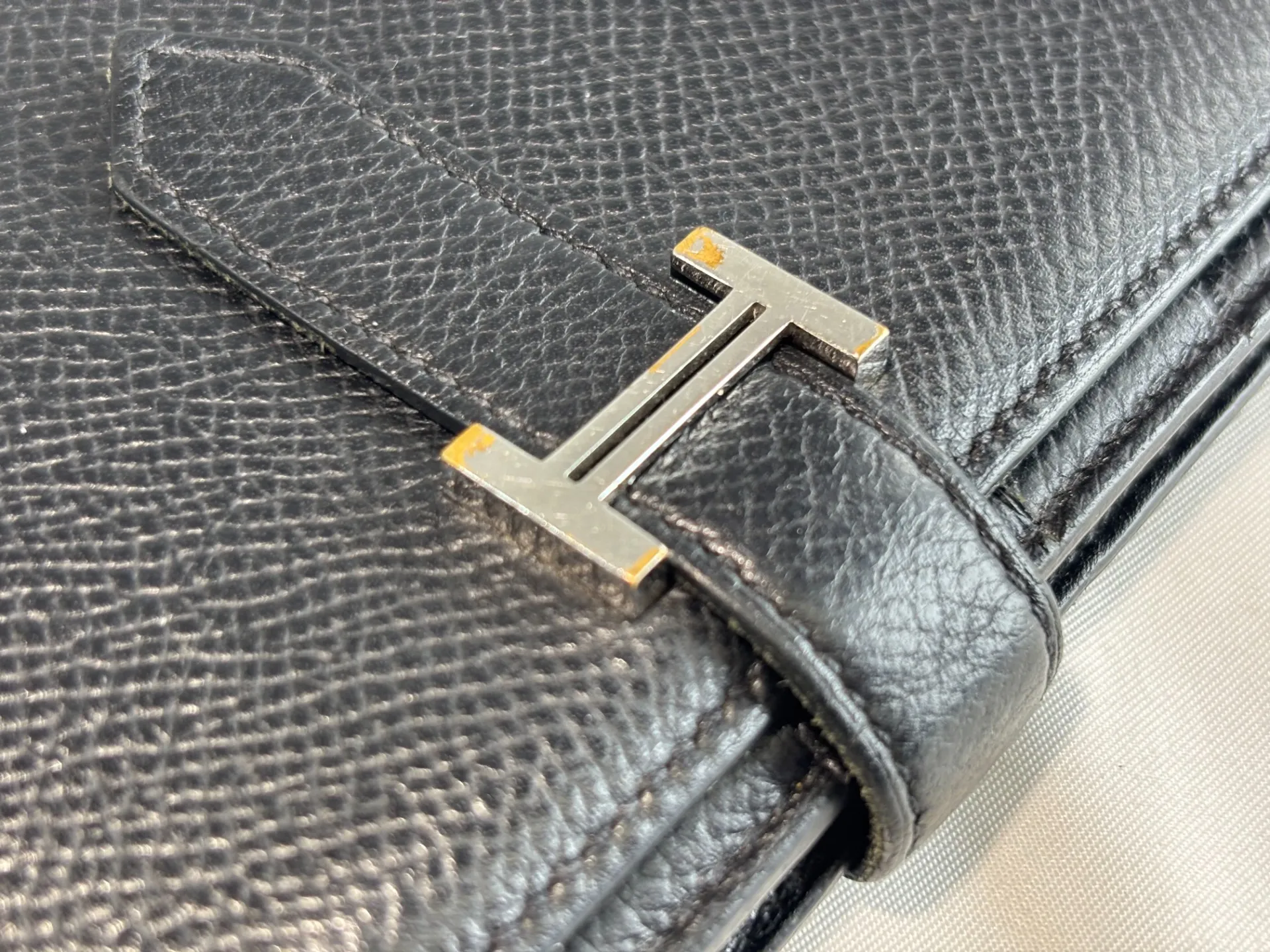 エルメス・ベアンのH金具メッキ剥げを修理!一度縫製を解いて仕上げる輝く再メッキと角スレ・コバ修復事例