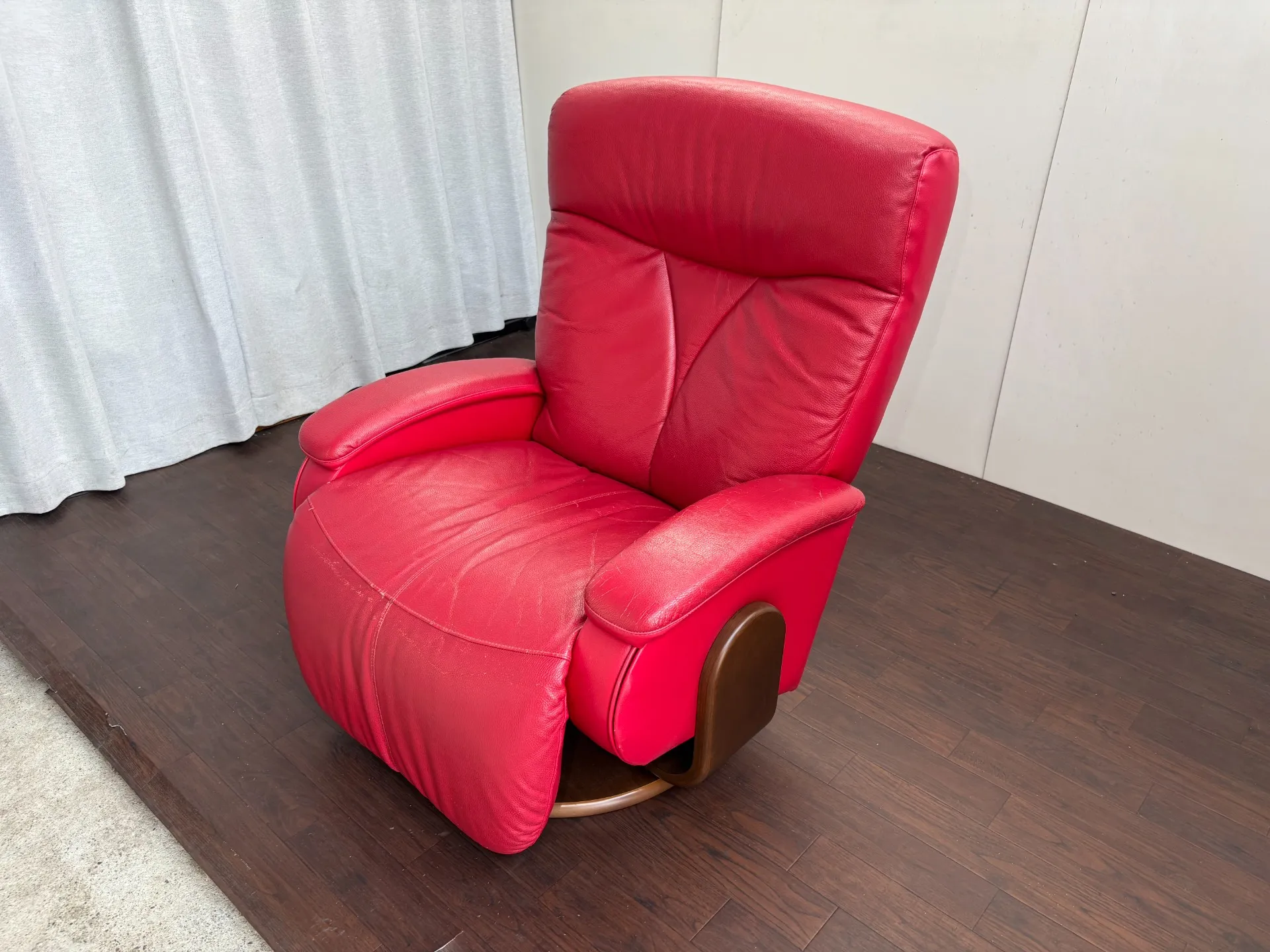 【豊田市】購入した家具屋さんが廃業…1人掛け革ソファ(パーソナルチェア)を修理!ひび割れ修復&座面補強で復活