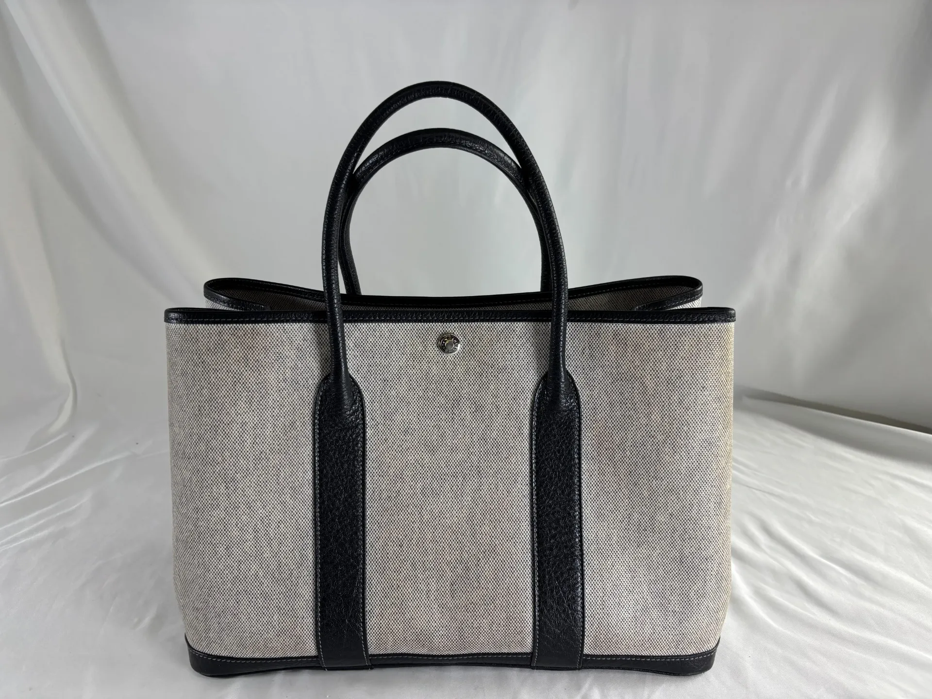 【エルメス（HERMES）】ガーデンパーティ樹脂加工キャンバスを黒色にカラーチェンジ！白ステッチを残した染め変え事例