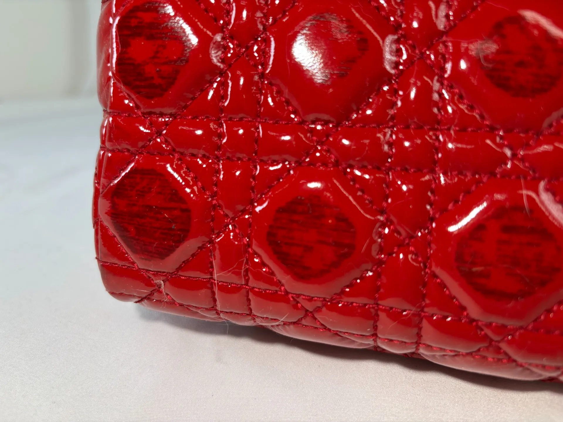 ディオール（Dior）カナージュ・エナメルトートの色移り＆ベタつき修復｜他店からの紹介で赤から黒へカラーチェンジした事例