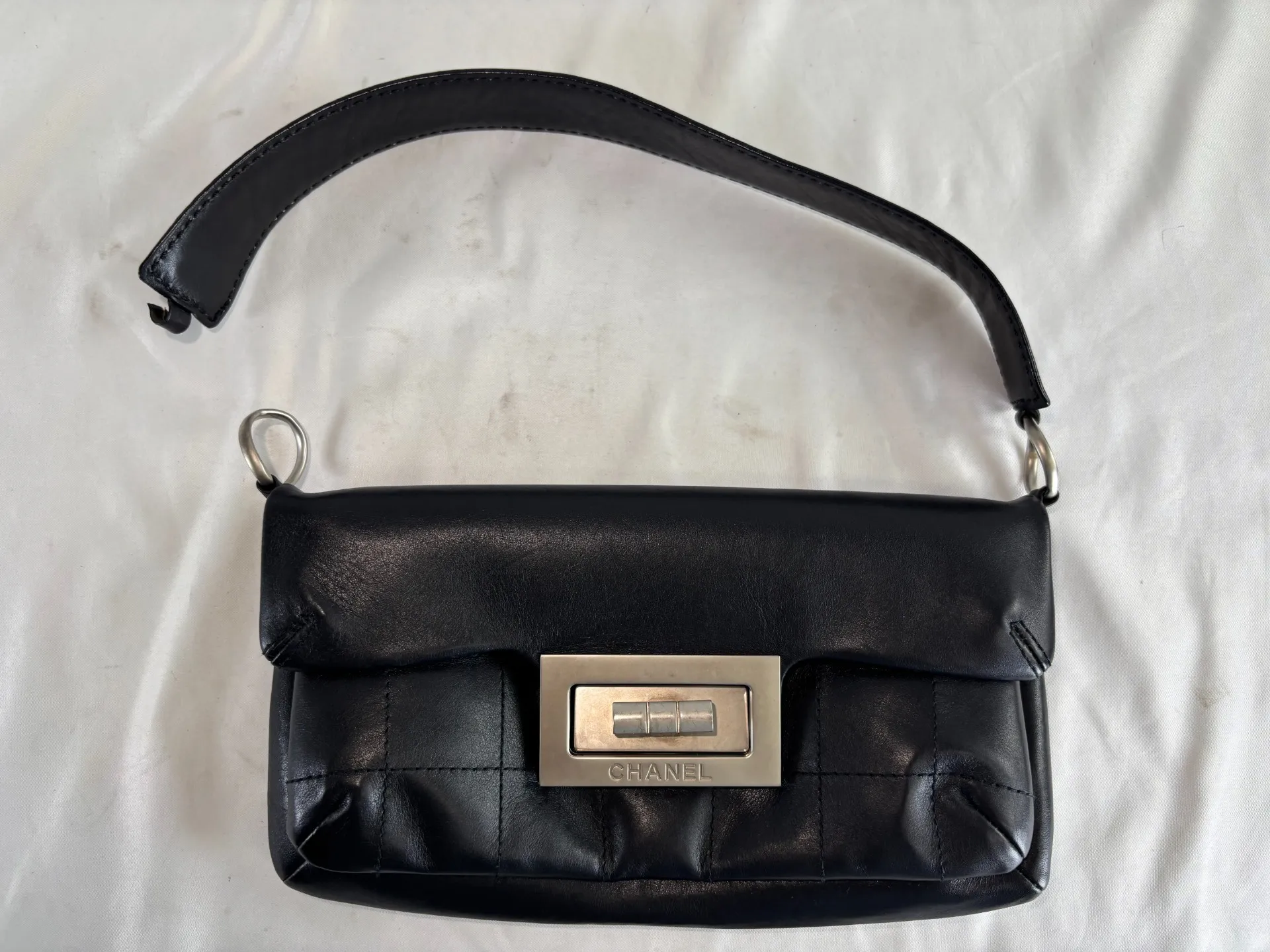 【シャネル（CHANEL）】ワンショルダーバッグの持ち手根元ちぎれ修復！内部補強と再縫製事例