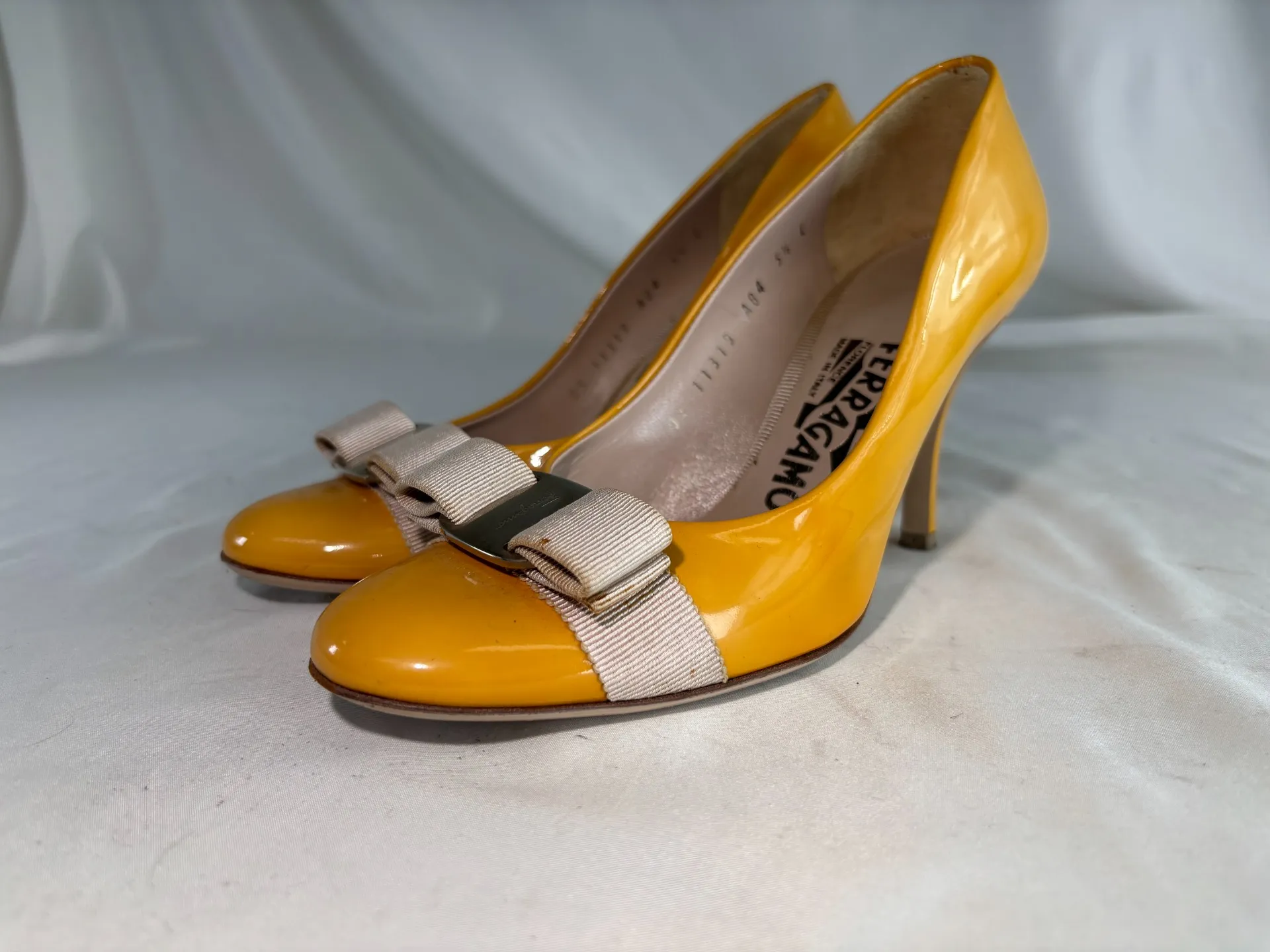 【フェラガモ（Ferragamo）】エナメルパンプスの黄ばみ修復！上品なピンクベージュを復元した再生事例