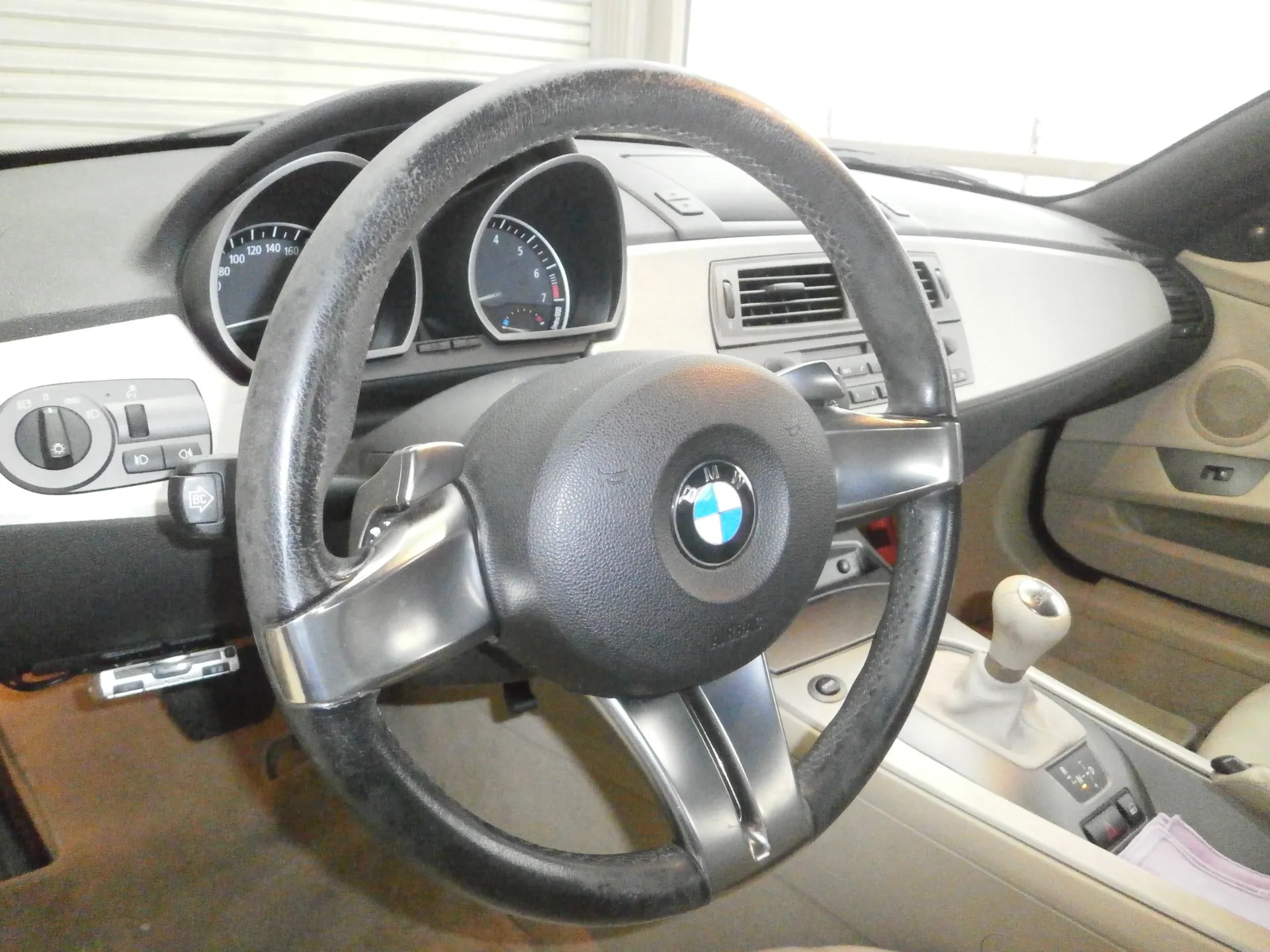 【車内装修理】ステアリングの剥がれ・べたつきは張り替え不要｜BMW施工事例で解説