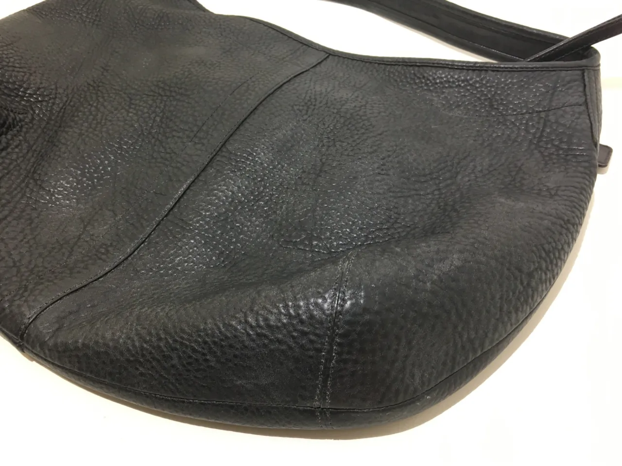 【黒い革バッグの補修】塗料で自分で直せる？やる前に知りたい落とし穴