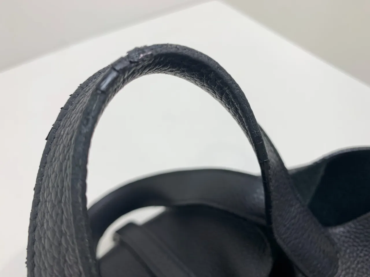 【エルメス ピコタン修理】持ち手がバリバリ?コバ面の塗料の捲れを修復|黒のピコタンロック