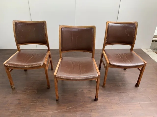 【ダイニングチェア修理】革の座面のひび割れは「座面だけ張り替え」|背もたれは表面リペアで直す方法